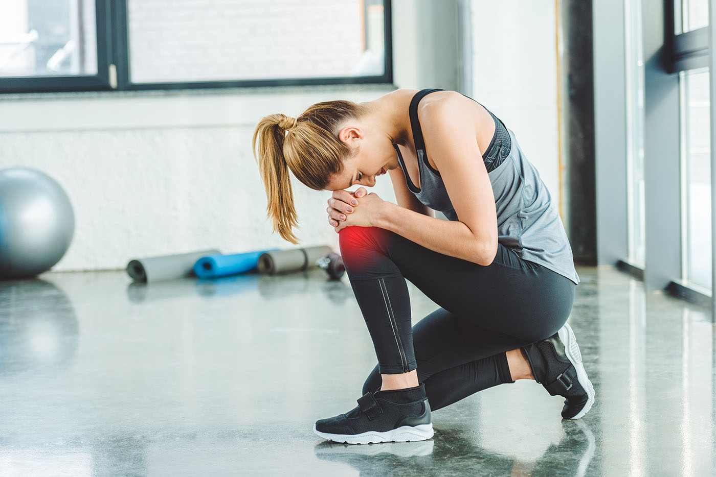 Woman in the gym with knee pain